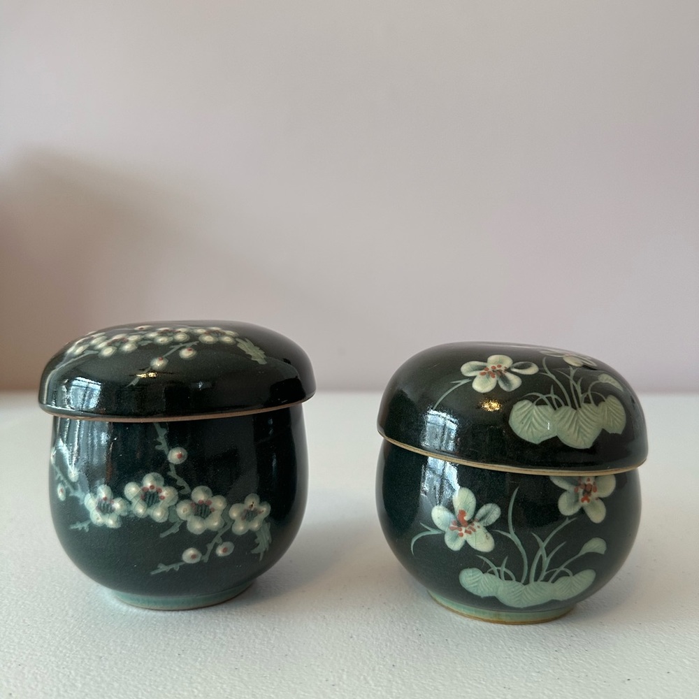 Set Of 2 Vintage Asian Green Floral Tea Mugs with Lid and One Insert
